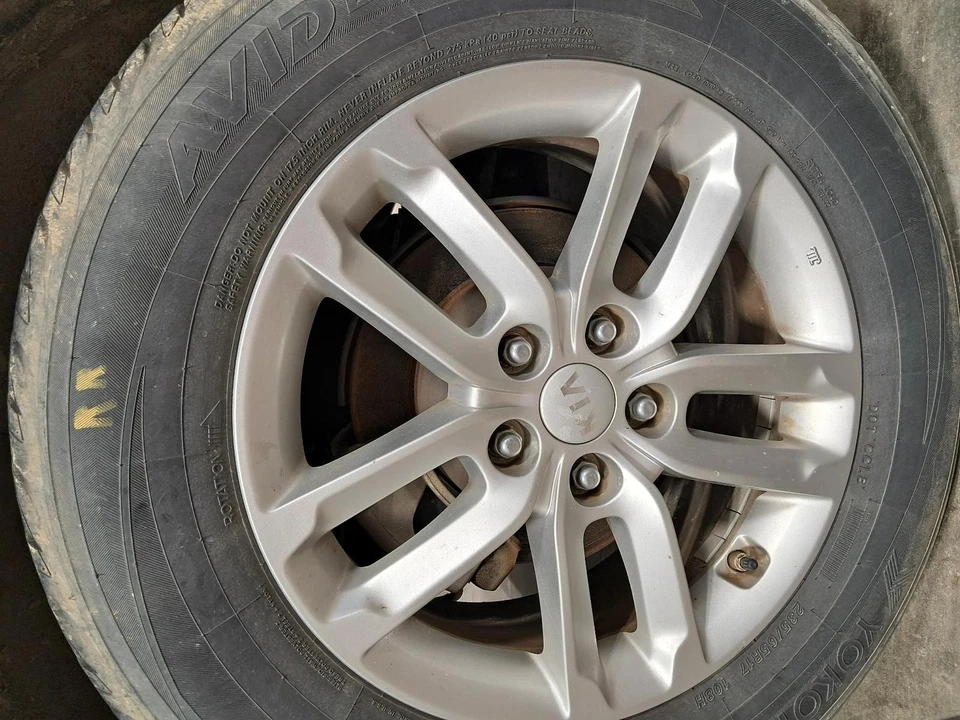 Used Wheel fits: 2014 Kia Sorento 17x7 alloy w/TPMS Grade A - Image 2 of 4