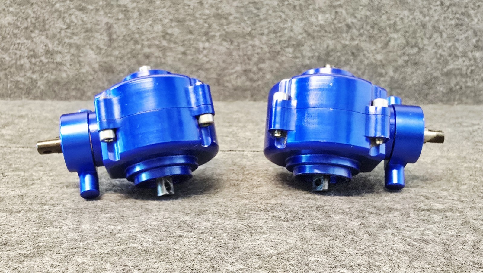 Supermaxx HCR T-Maxx 2.5 E-Maxx 3906 Blue Aluminum Differential Diff Cases RARE