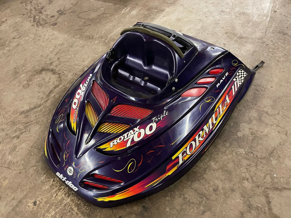 Capucha SkiDoo Formula III 700 Grand Touring Mach Z CK3 púrpura 98 99 800 600 Foto 4 de 4