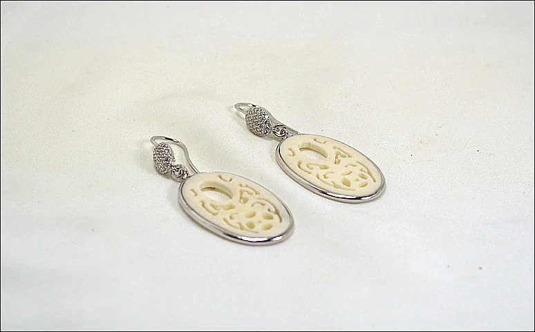 ORECCHINI IN ARGENTO 925 CON ZIRCONI BIANCHI E PENDENTI INCISI IN OSSO AGHT 0392 - Immagine 2 di 3