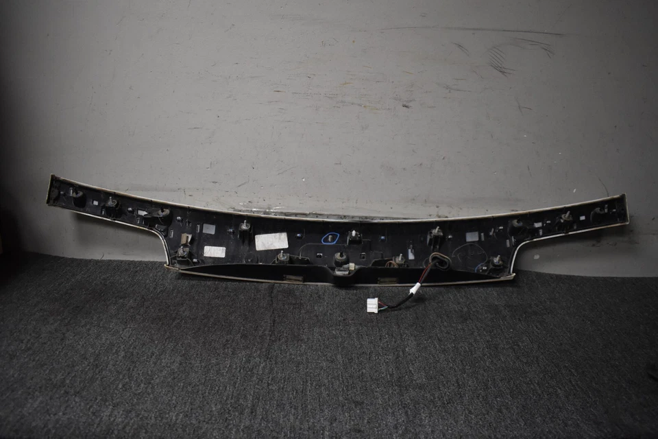 2016-2021 JEEP GRAND CHEROKEE LIFTGATE LIGHT MOLDING FACTORY OEM - Image 4 of 4