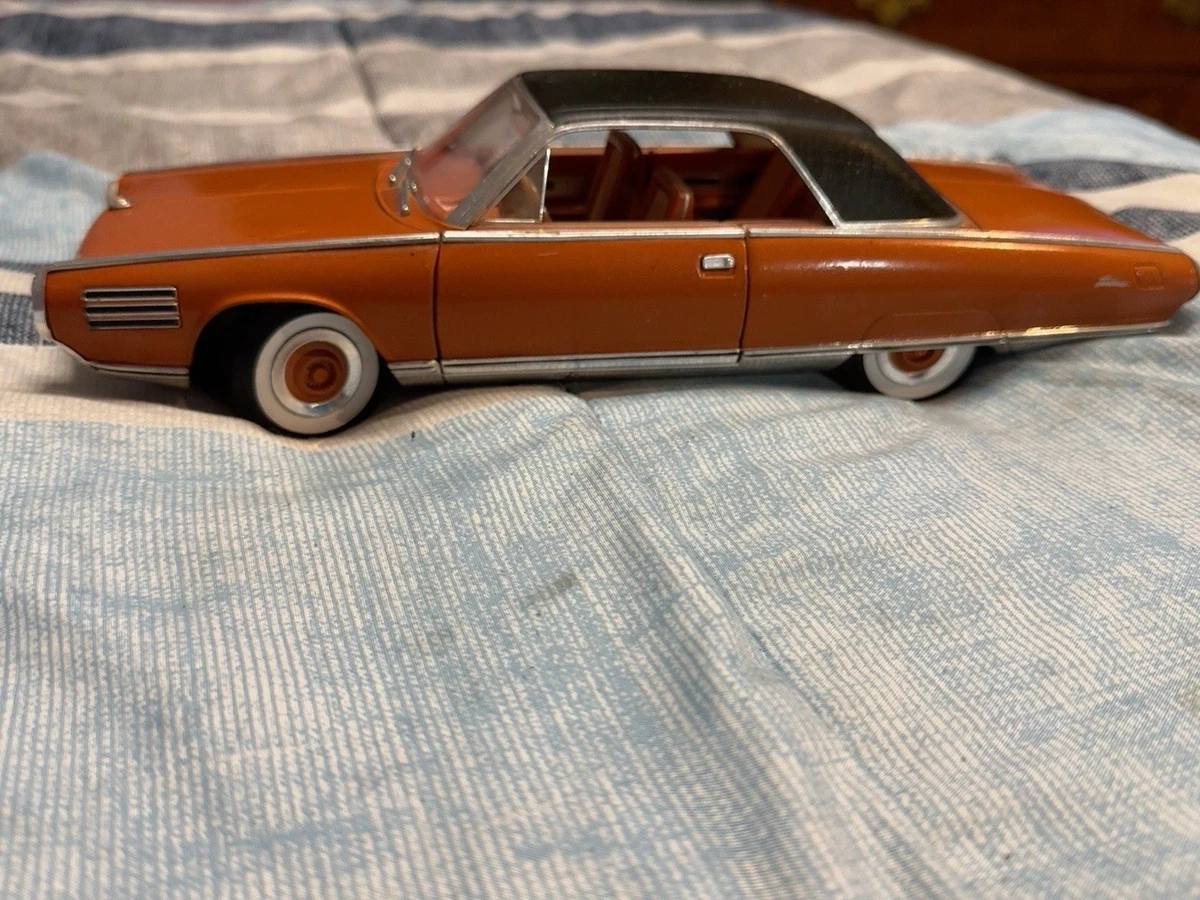 Road Signature Chrysler 1:18 Scale Diecast Cars, Trucks & Vans for