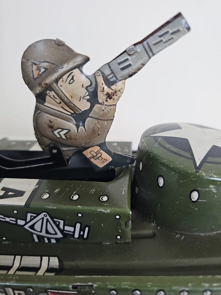 Tanque de colección Marx Tin Litho Windup Doughboy Army, Pop Up Soldier, Spark Foto 3 de 4