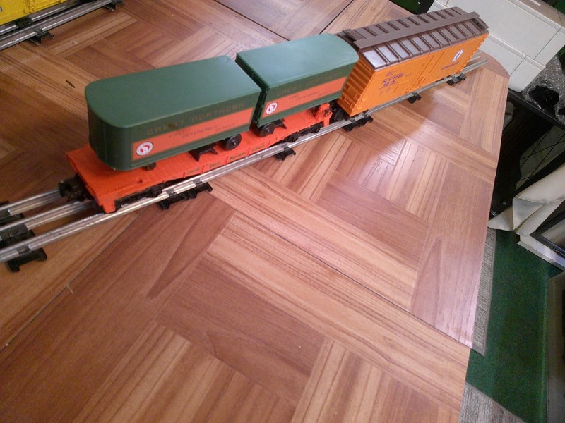 LIONEL TRAIN FREIGHT CARS SET OF 2 1 BOX CAR 1 FLAT CAR WITH TRAILERS 