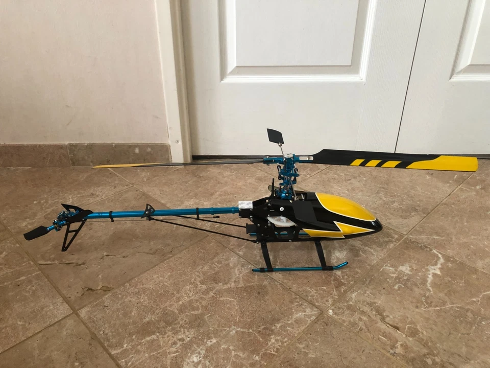 Un hélicoptère RC de Base sans partie éléctronique modèle Trex 450 Alu bleu Neuf - Photo 1/4