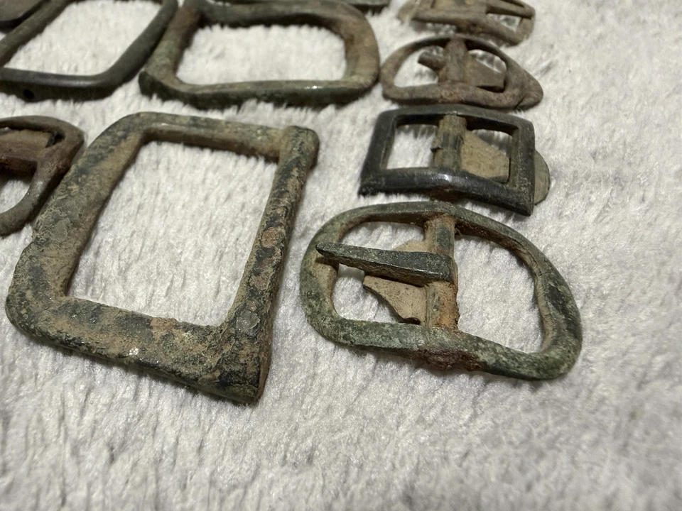 Lot aus 30 Bronzeschnallen aus dem 16. bis 18. Jahrhundert - Bild 2 von 4