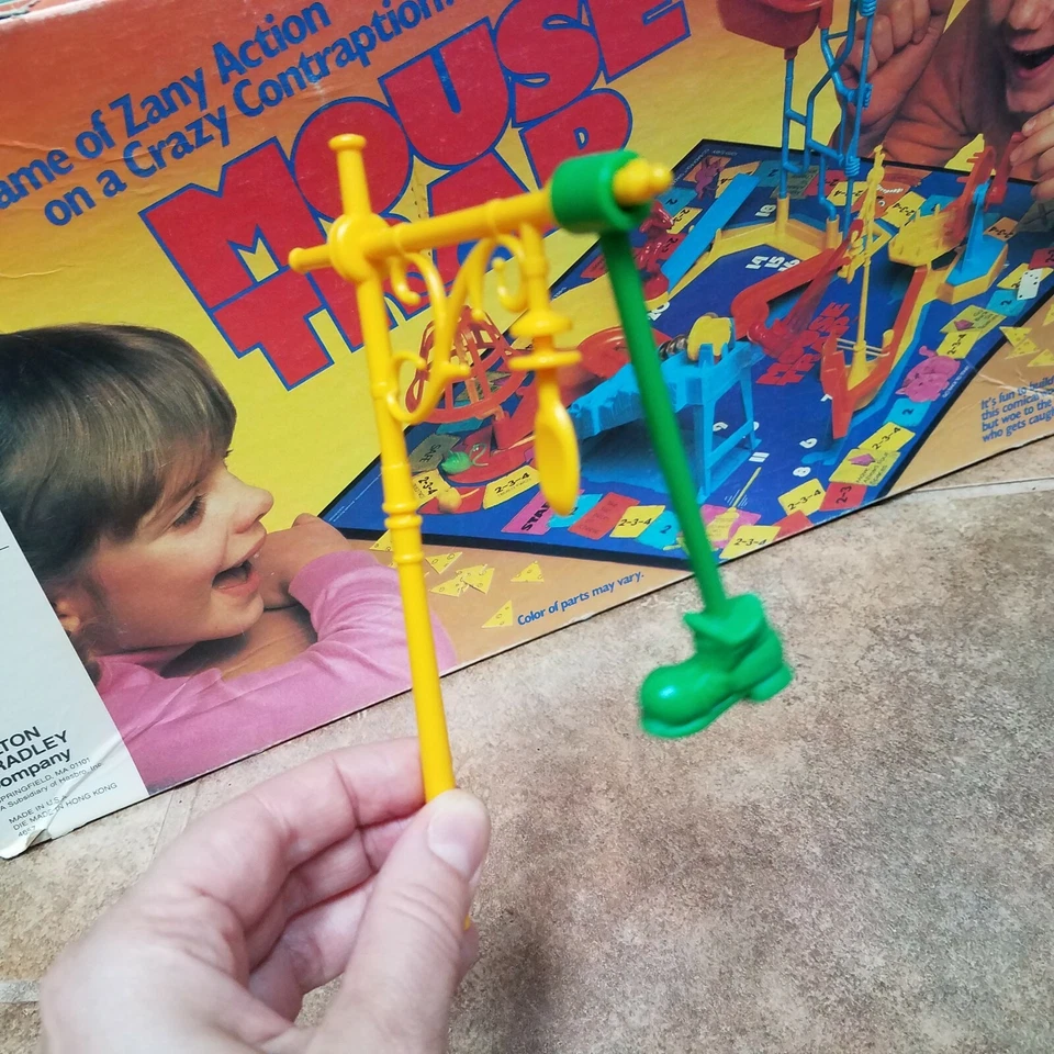 Juego de mesa Mouse Trap 1986 poste de lámpara amarillo verde zapato de patada pieza de repuesto Foto 4 de 4