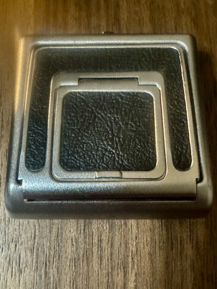 Pentacon Six TL With Carl Zeiss Jena MC Biometar 2.8/80 lens and many extras - Image 3 of 4