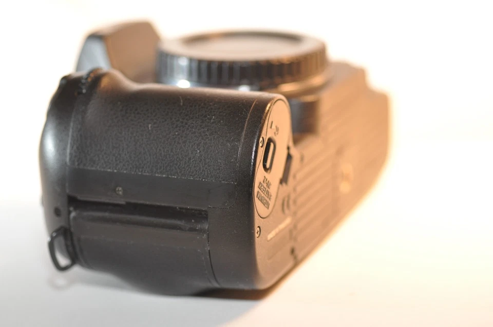 Cámara analógica Nikon N80 F-80 35 mm película SLR con baterías PROBADA EN FUNCIONAMIENTO SIN LENTE Foto 4 de 4