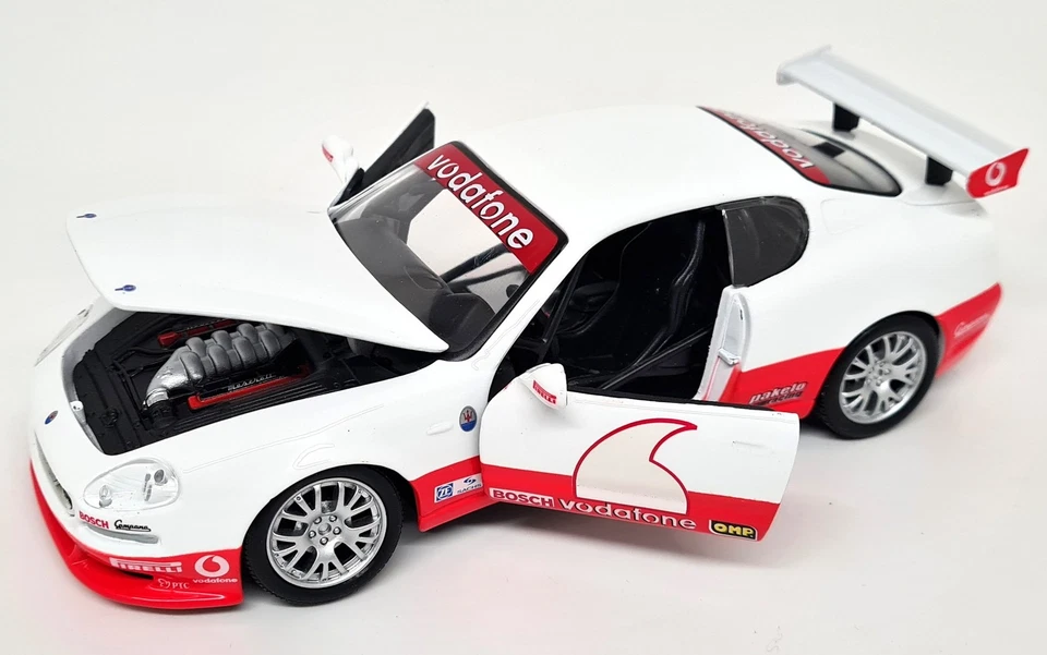 Maisto 1/24 - Maserati Coupe Trofeo Red / White Diecast Scale Model Car - Image 3 of 4