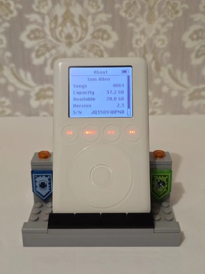 Apple iPod Classic 3rd Generation 40GB (A1040) !!NEW BATTERY!! Box, Accessories - Image 3 of 4