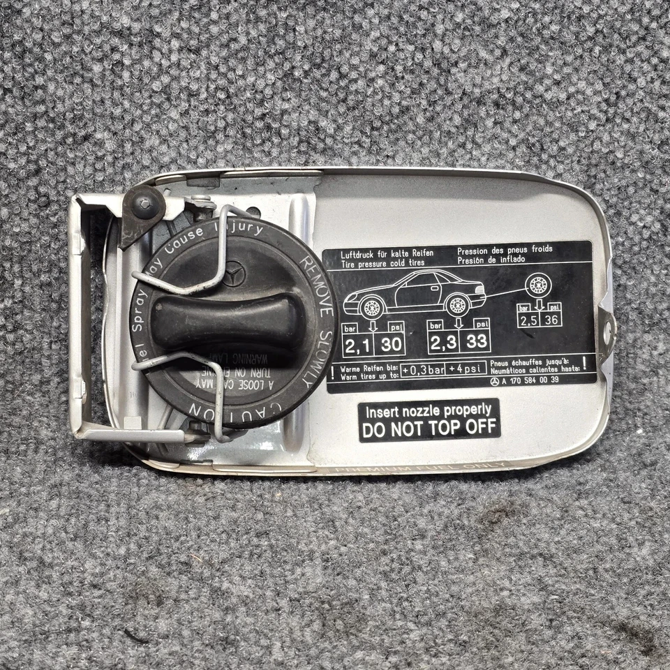 98-04 Mercedes-Benz SLK230 Gas Combustible Tapa Puerta Cubierta OEM PLATEADO Foto 2 de 4