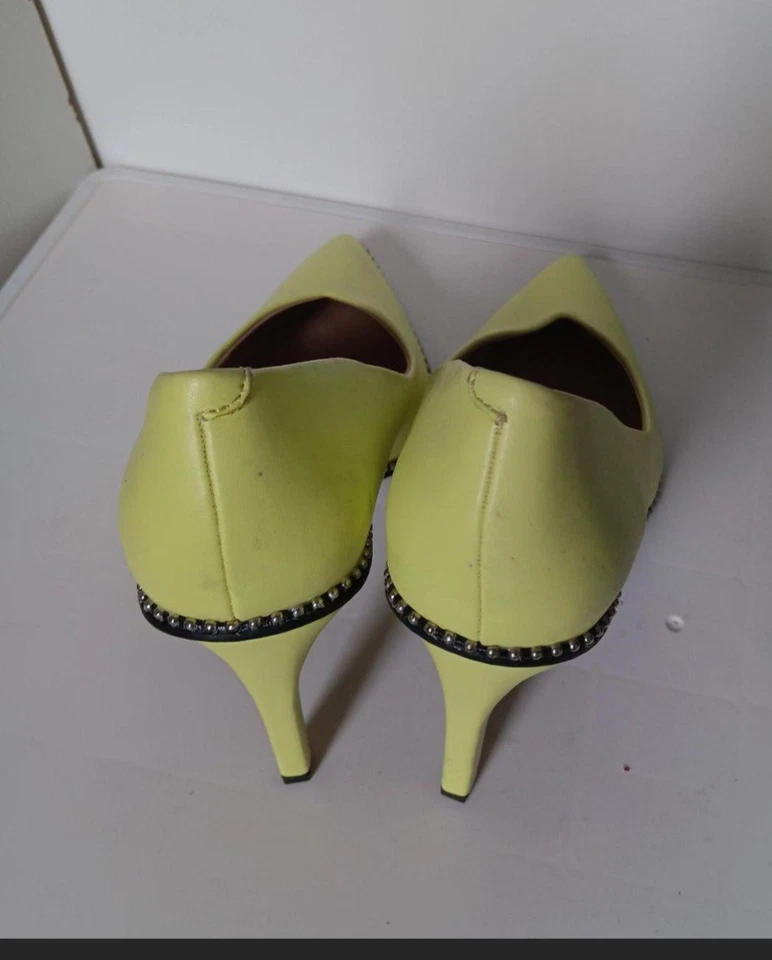 Zapatos de salón sin cordones BAR III para mujer con cadena negra Binsa punta de aguja 8 M Foto 2 de 3