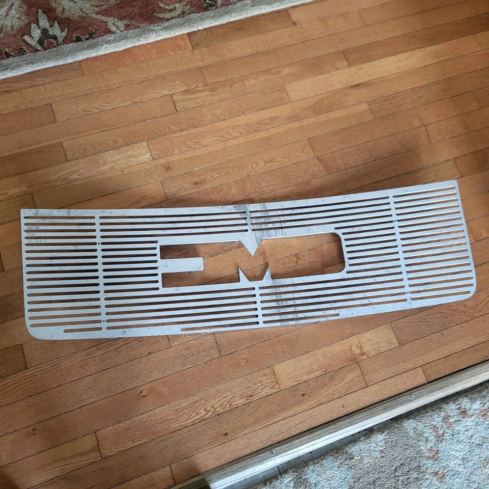 Inserto de rejilla Putco para GMC Sierra 1500 2003-2006 Foto 3 de 4