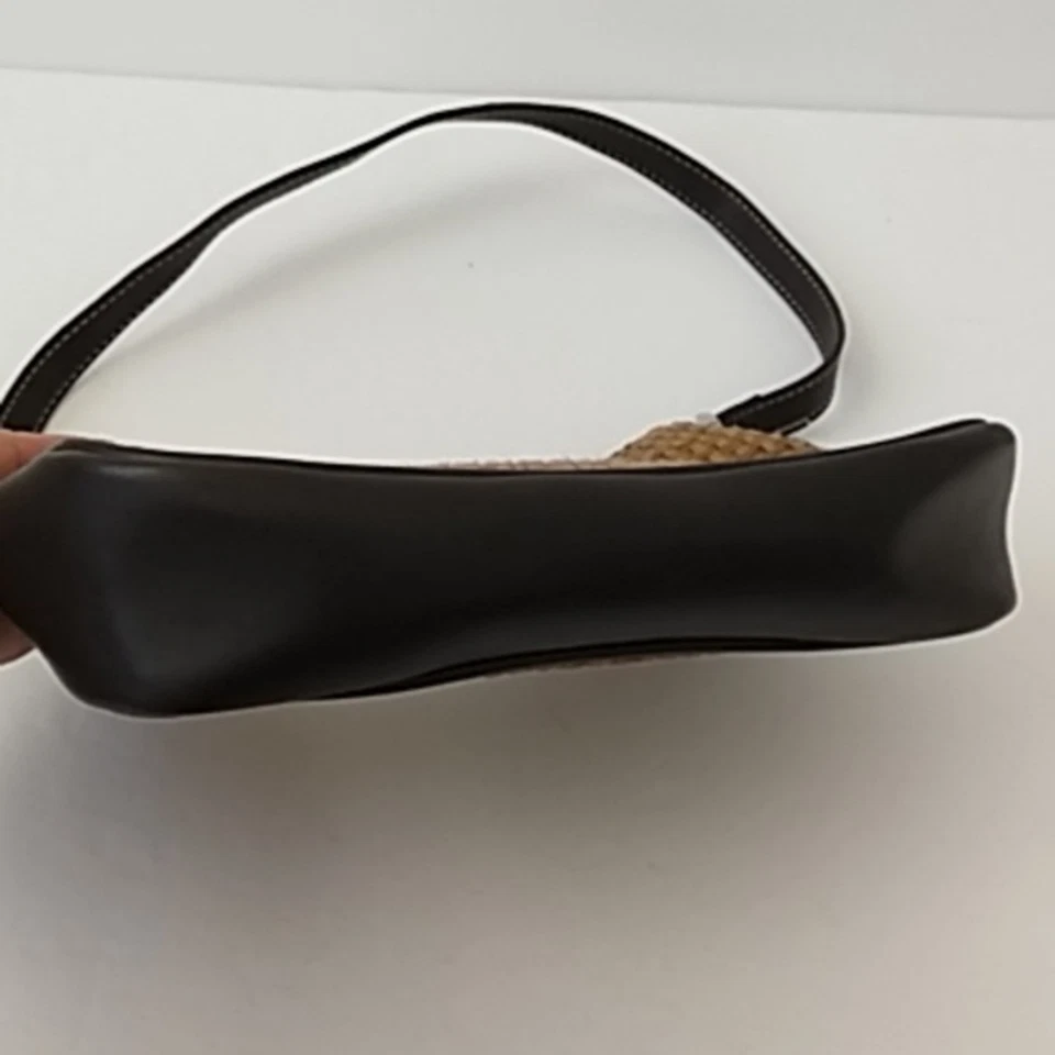 Monedero Liz Claiborne pequeño diseño paja marrón oscuro correa Foto 3 de 4