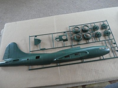 Revell B-17F Memphis Belle Maßstab 1:48 Bausatz Nr 04297 Karosseriehälfte und Motoren