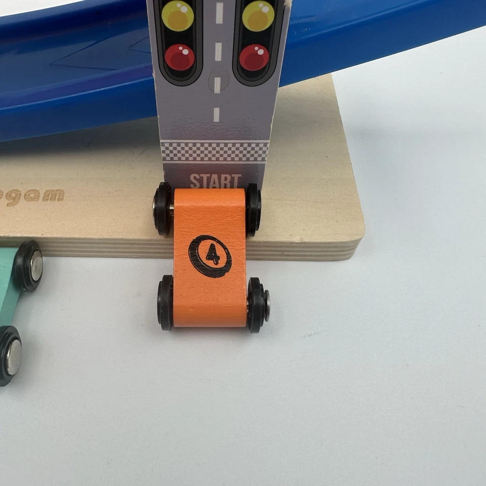 Coogam Madera 4 Niveles Coche Rampa Pista de Carreras - Incluye 3 Coches de Juguete de Madera (1,3,4) Foto 4 de 4