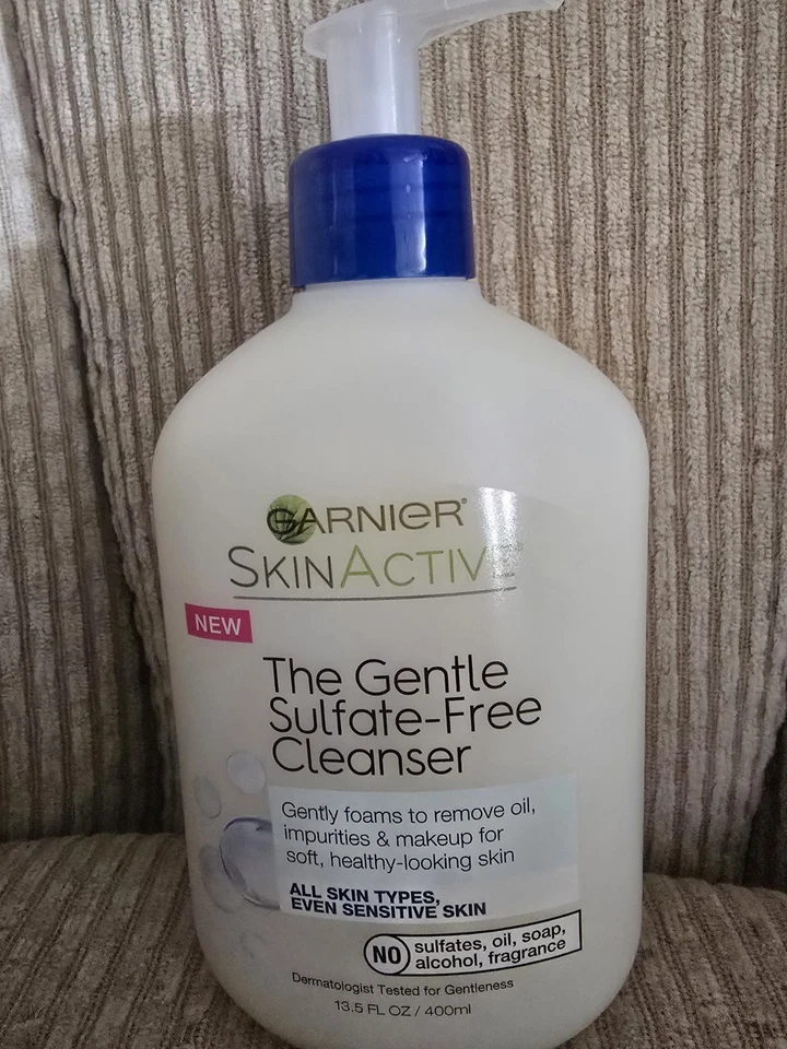 Garnier Skinactive The Gentle Limpiador Libre de Sulfatos Jabón Facial Espumoso 13.5 fl oz Foto 2 de 4