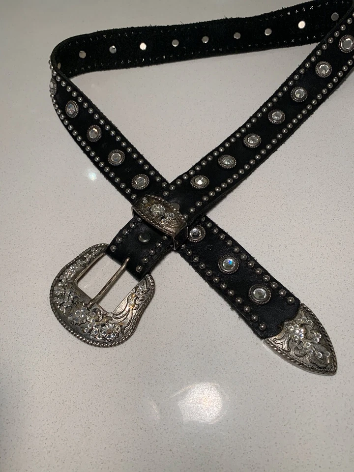 Hermoso cinturón de diseñador de cuero suave, Swarovski con tachuelas. Grande PAGADO $349 Foto 2 de 4