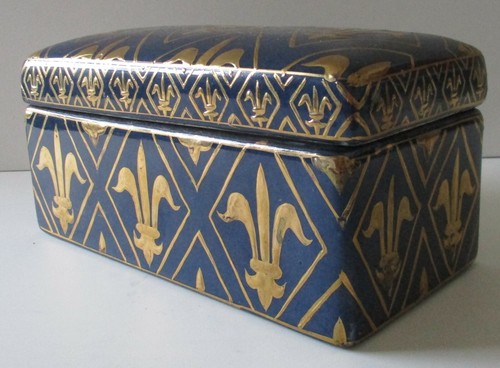 Vintage Oriental Accent Vanity Porcelain Coffin Box Dark Blue Gold Fleur De Lis - Picture 3 of 11