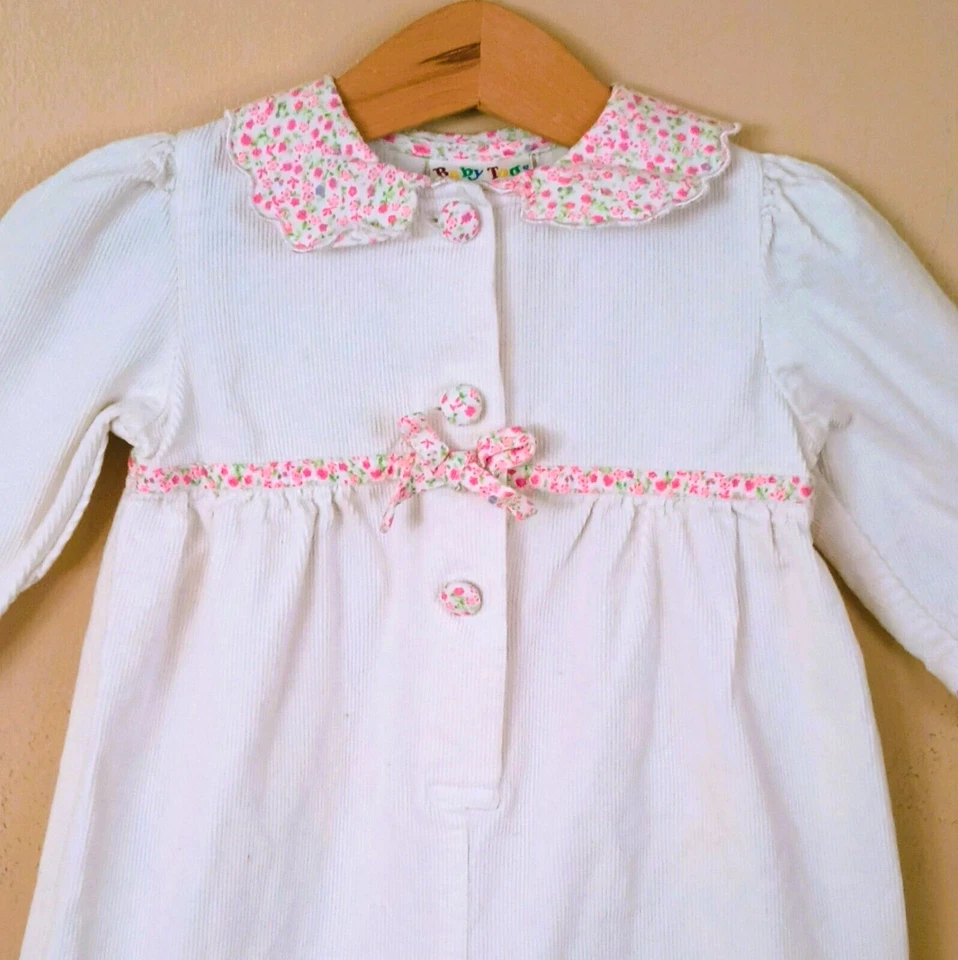 Mameluco de flores bordadas de colección para niñas 9-12M Baby Togs blanco pana con volantes Foto 3 de 4