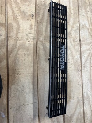 80-83 TOYOTA COROLLA KE 70 Grille OEM KE70