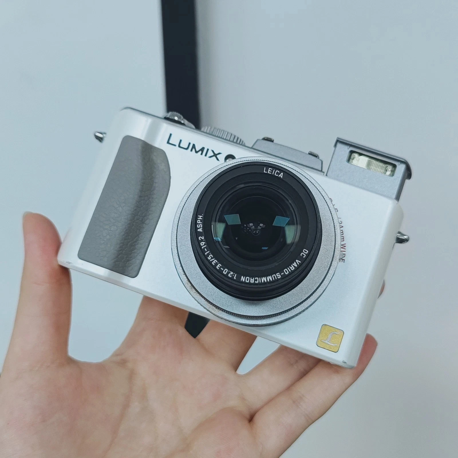 Panasonic LUMIX DMC-LX5 Digital Camera 10.1MP 3.8X Zoom White with Accessories - product detail image 5