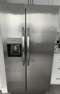 REFRIGERATOR Great Size 9months New FRSS2632AS Frigidaire Show room Condition !!