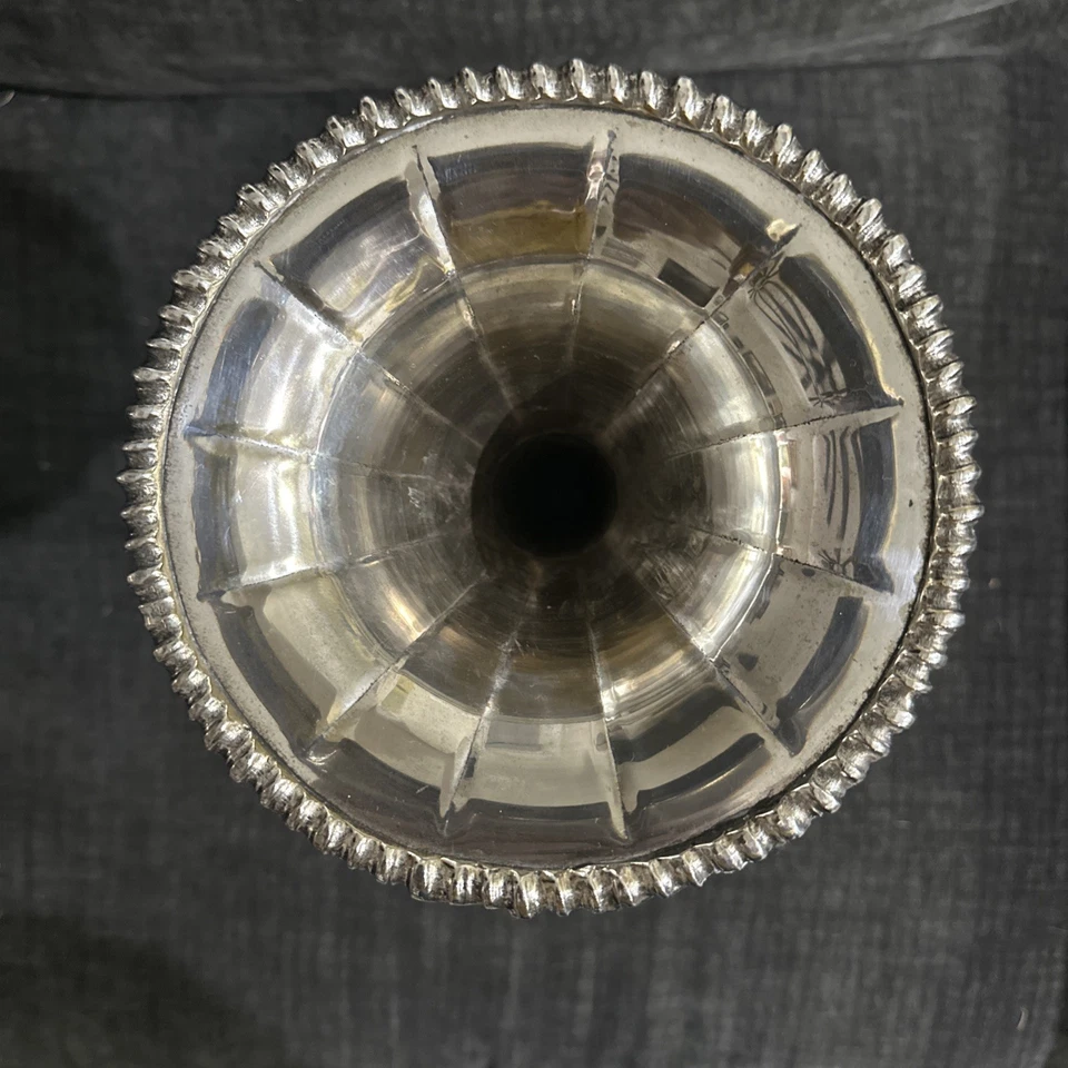 ¡PULIDO! "Florero trompeta chapado en plata con borde Gadroon con paneles de 15""" Foto 2 de 4