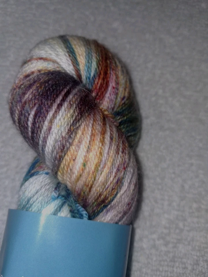 "Release" es un hilo de peso de calcetín con 437 yardas es mezcla de lana merino y nailon Foto 3 de 4