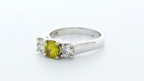 Anillo de compromiso clásico con plat de diamantes naturales redondos SI2 amarillo de 2,53 quilates - Vídeo 1 de 1