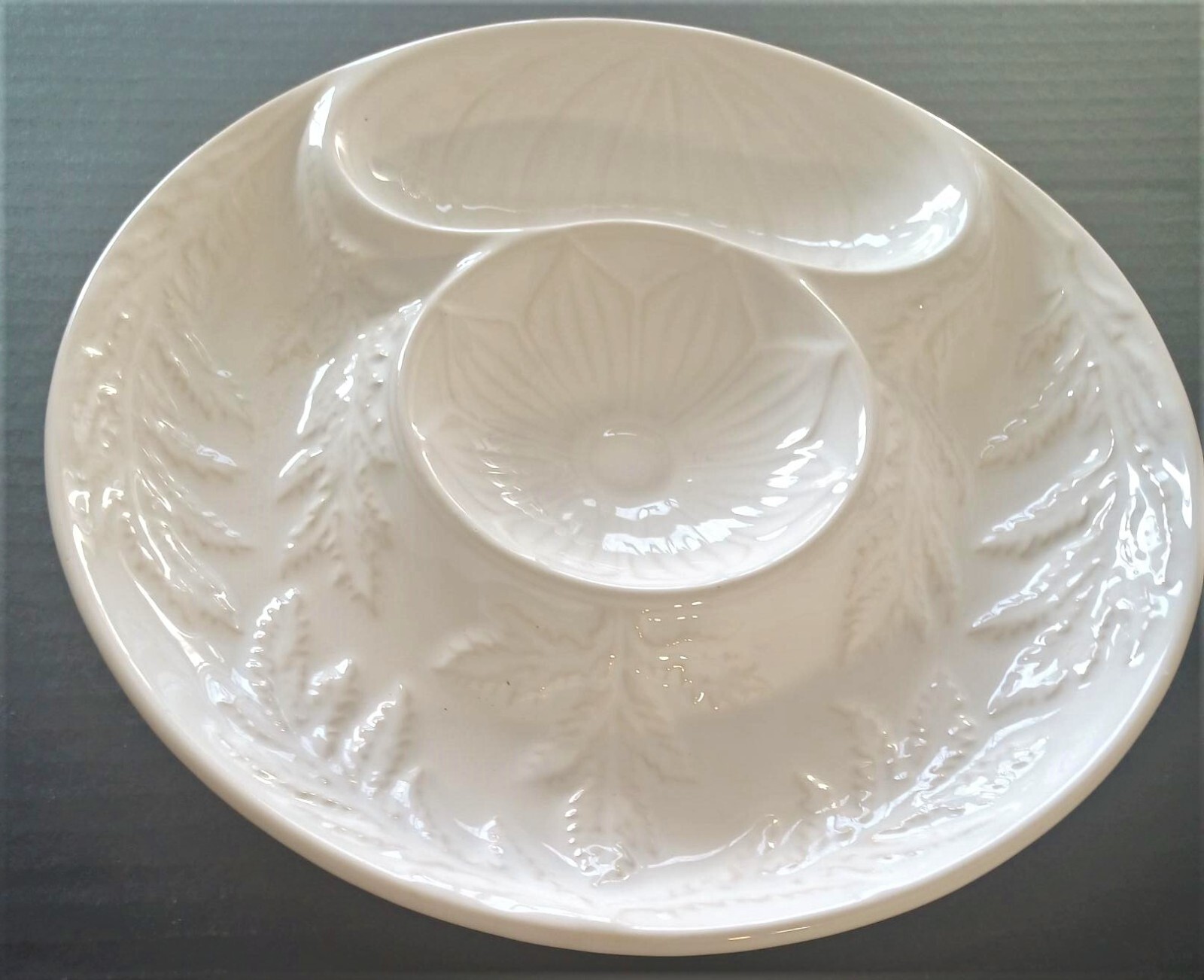 Large Williams Sonoma Artichoke Dish in Cream Glaze with Raised Design