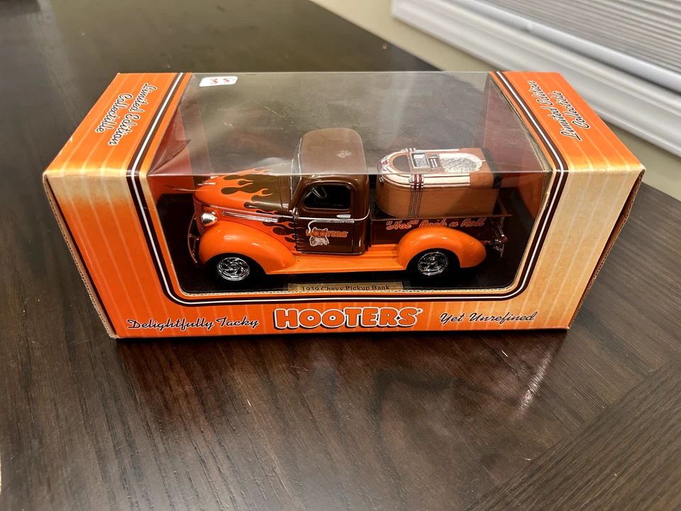 hooters 1939 chevy pickup bank Foto 2 de 4