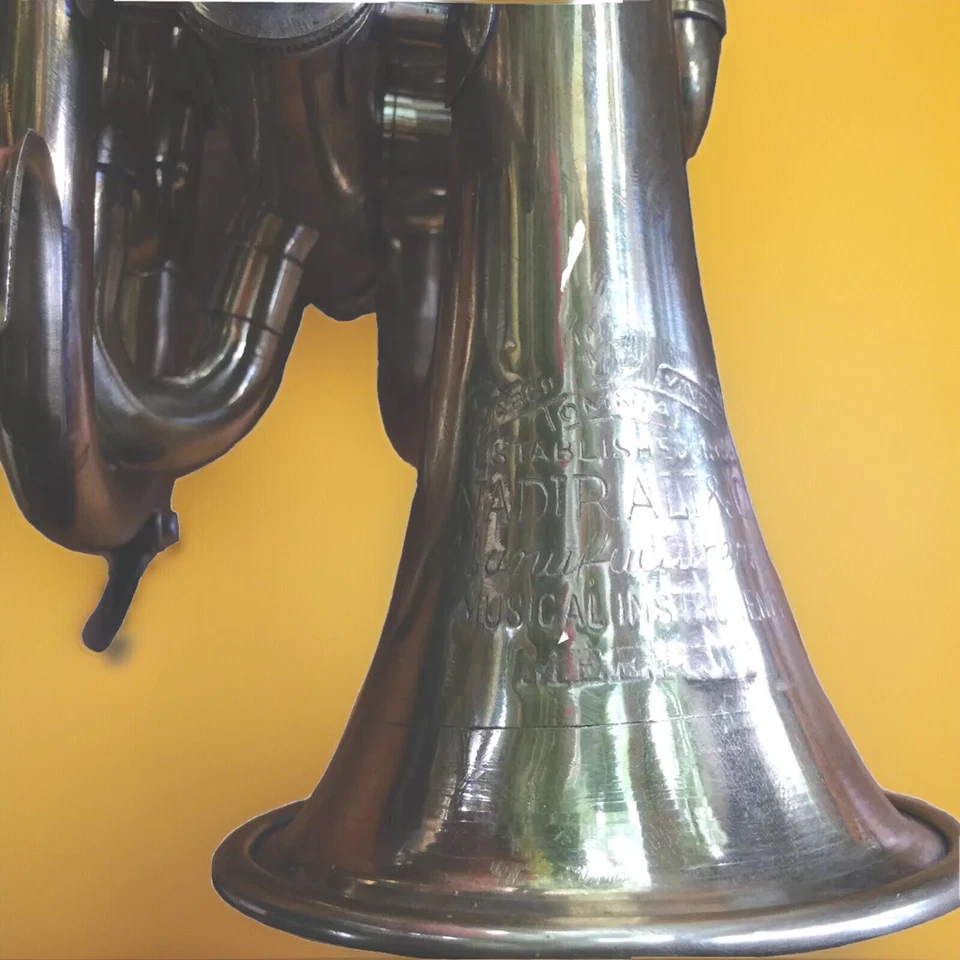 Trompeta de bolsillo vintage con acabado pulido de latón Bb boquilla de 3 válvulas. Foto 3 de 4