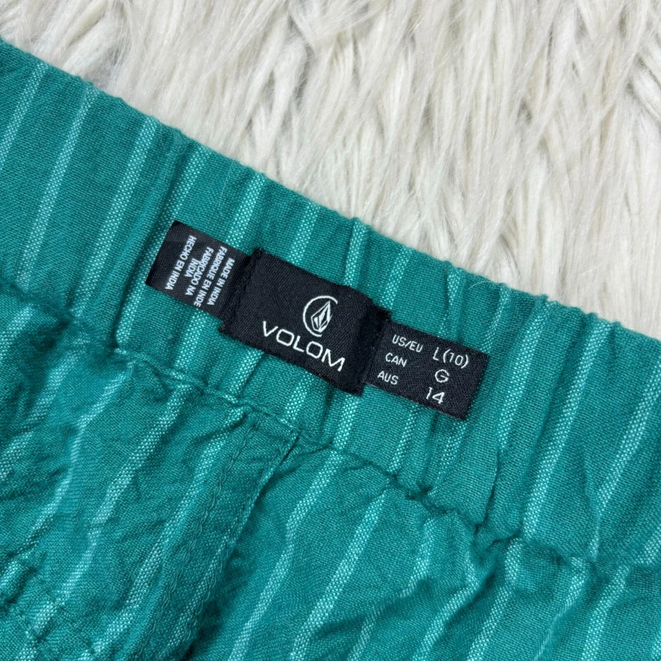 Volcom Women's L Green Striped Pull On Soft-Shell Shorts Cuffed Elastic Waist - Image 3 of 4