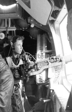 WW2 PICTURE PHOTO US USAAF B 24 LIBERATOR WAIST GUNNER 7033