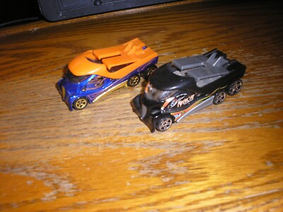 NICE Lot of 2 Different Hot Wheels Cabbin' Fever Heavy Duty Car Haulers Free SH