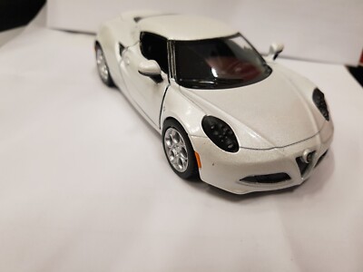 Alfa Romeo 4C Bianco Kinsmart Modello Giocattolo 1/32 Scala Diecast Auto  Nuovo