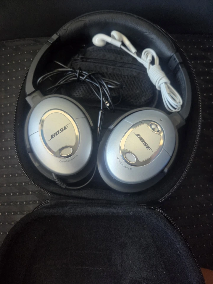 Bose QC15 QuietComfort Acoustic Noise Cancelling Headphones w/Case - Image 2 of 3