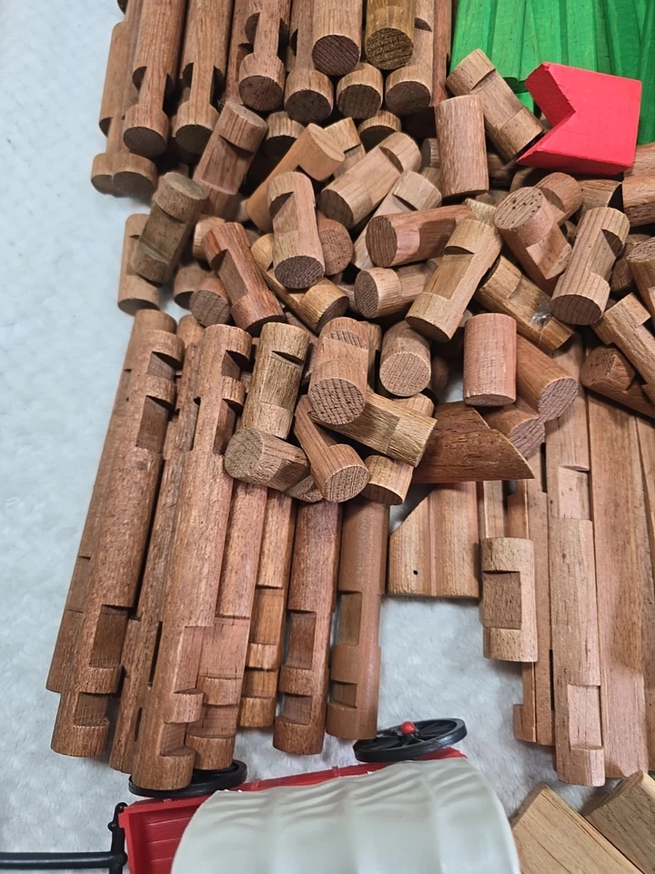 Lincoln Logs Large Vintage Lot 204 Pieces. Plus Figures. 5Lbs - Image 4 of 4