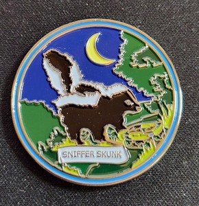 Sniffer Skunk (Wildlife Muggles) Geocoin - Activated & Adoptable - TB1Z4YE