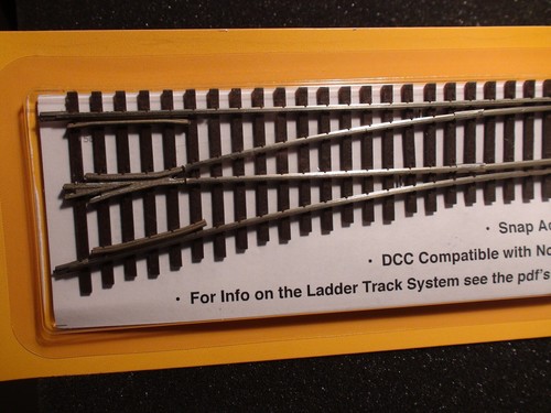Micro- Engineering #14-714 HO LADDER TRACK SYSTEM TURNOUT LH #5c Code 83 - Picture 3 of 6