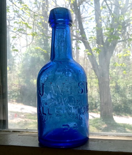 BOTELLA DE REFRESCO EN CUCLILLAS HOMBRO CUADRADO ALLENTOWN, PA JAMES WISE AZUL COBALTO AÑOS 1860 BONITA - Imagen 12 de 14