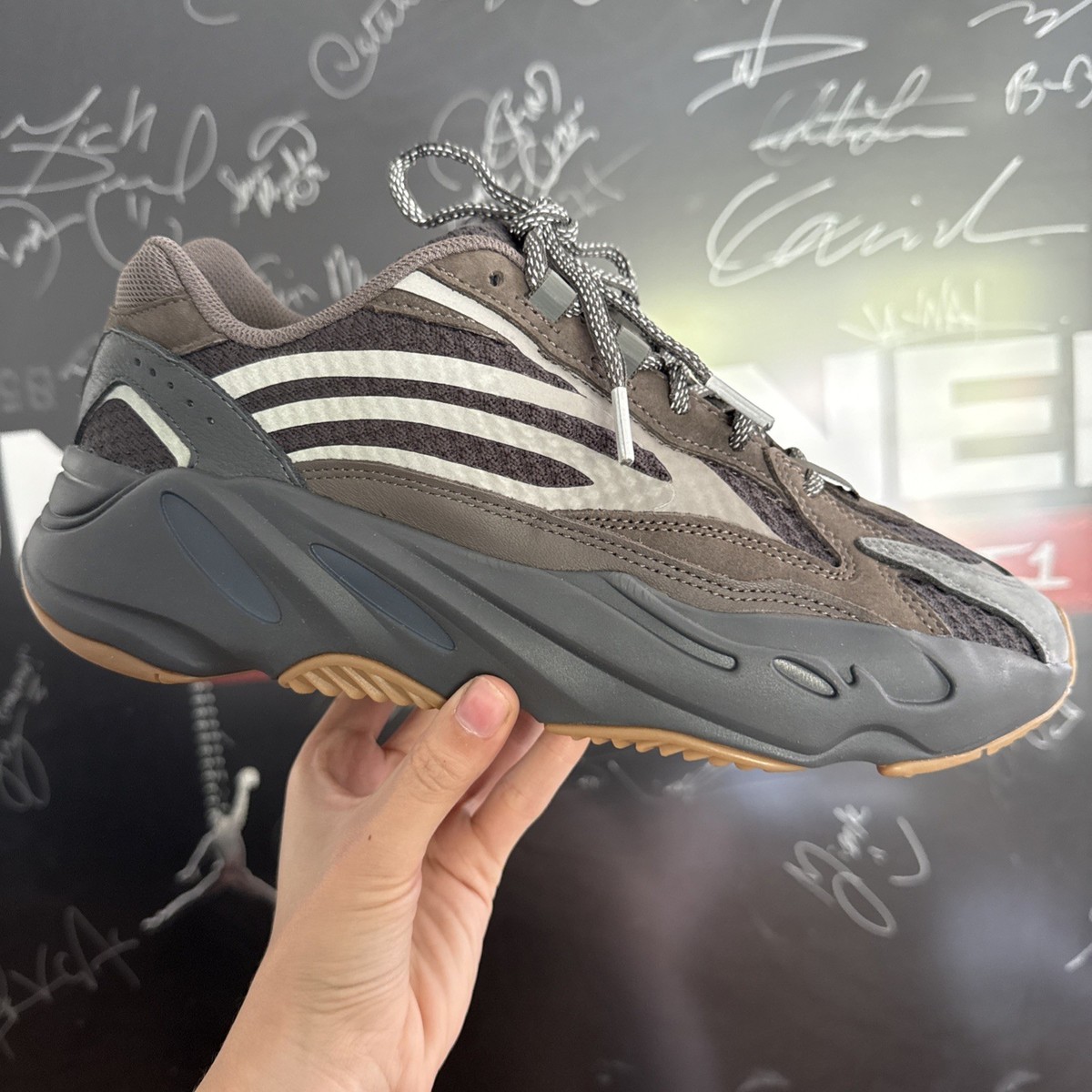 スニーカー adidas Yeezy Boost 700 V2 Geode EG6860 s-l400.jpg