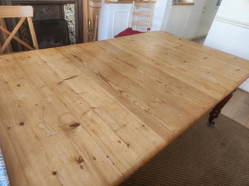 A very charming and versatile extending dining table  - Image 4 of 4