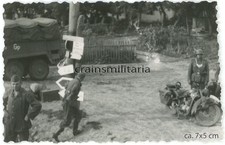 Orig. Foto Feldgendarmerie m. Ringkragen Kradmelder Wegweiser in Ukraine 1941