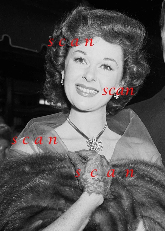 SUSAN HAYWARD (1951)  -  Original  Paparazzi  B&W Candid Photo