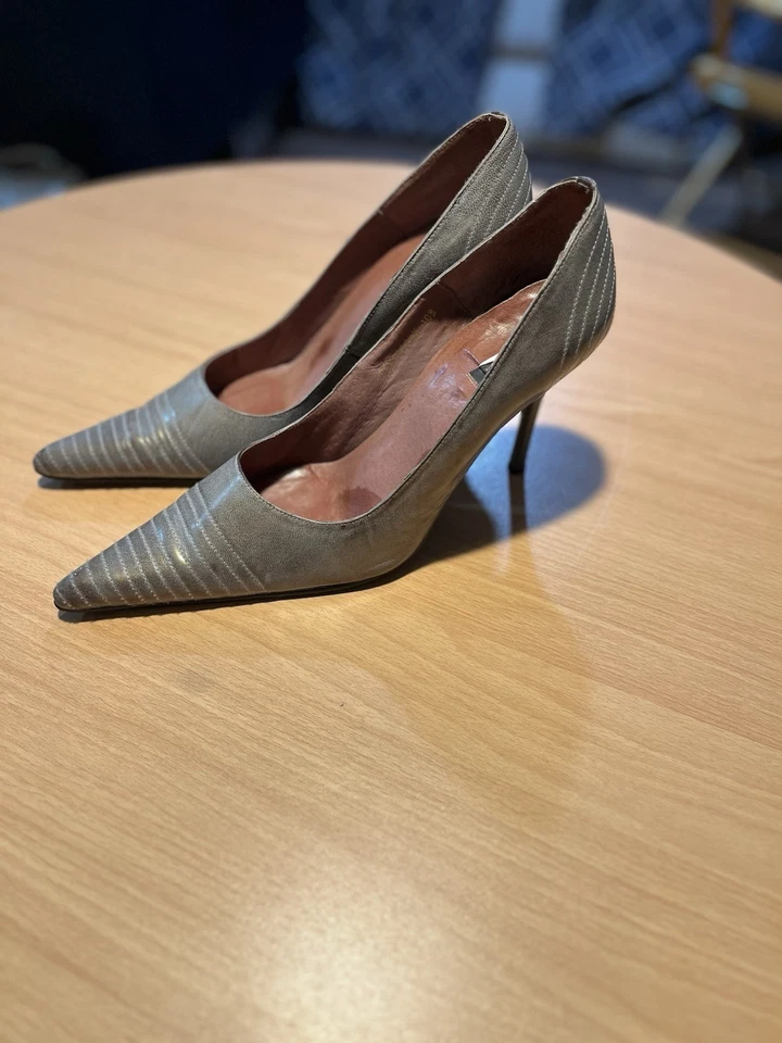 N.Y.L.A. Tacones de aguja de cuero metálico púrpura con punta, talla: 10 Foto 4 de 4