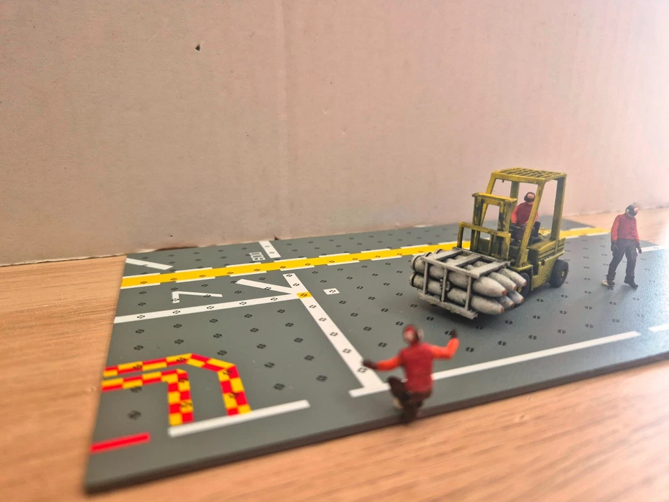 Basekraft 1/72 US Navy aereo-portaerei ponte di volo missile carrello elevato... - Immagine 4 di 4