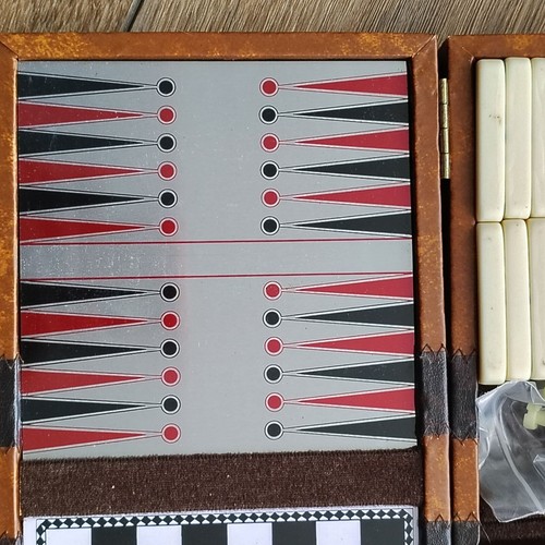 Travel Board Game Magnetic Box - Chess - Bakelite Dice - Picture 11 of 13